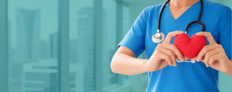 Enfermera sosteniendo un corazón, servicio de enfermería a domicilio en Barranquilla